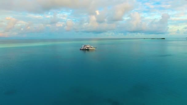 Vista Aérea Del Yate Pequeño Barco Amarrado Medio Agua Turquesa — Vídeos de Stock