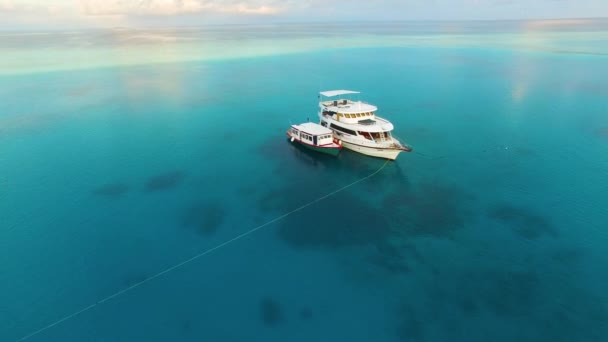 Luchtfoto Van Jacht Kleine Boot Afgemeerd Het Midden Van Turquoise — Stockvideo