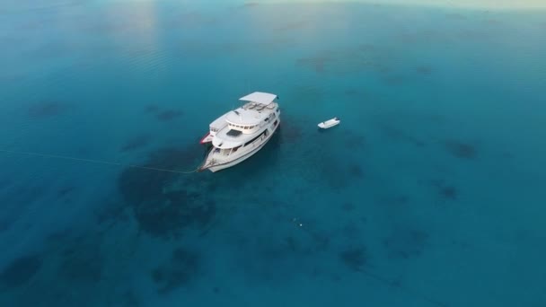 Luchtfoto Van Jacht Kleine Boot Afgemeerd Het Midden Van Turquoise — Stockvideo