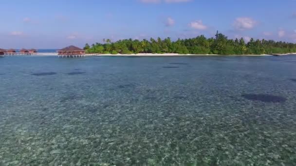 Uitzicht Vanuit Lucht Tropisch Eiland Met Kokospalmen Houten Villa Wit — Stockvideo