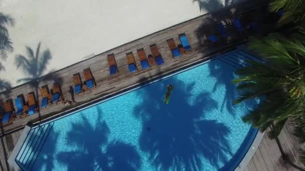 Vue Aérienne Fille Des Femmes Bronzant Sur Matelas Dans Piscine — Video