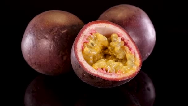Frutos Pasión Girando Sobre Fondo Negro Hermosas Sabrosas Frutas Exóticas — Vídeos de Stock