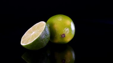 Siyah arka planda dönen kireç. Yeşil egzotik limon mojito içmek için mükemmel..