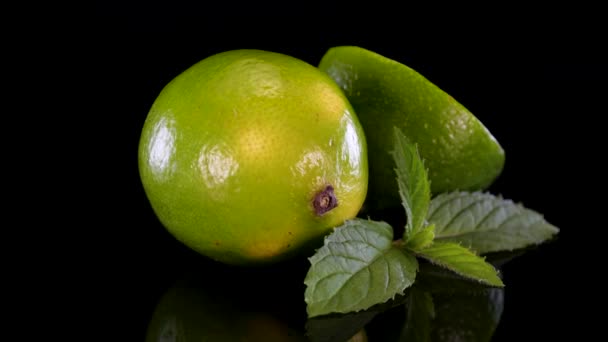 Liście Limonki Mięty Obracające Się Czarnym Tle Zielona Limonka Świeża — Wideo stockowe