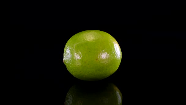 Lima Girando Sobre Fondo Negro Verde Lima Exótica Perfecta Para — Vídeos de Stock