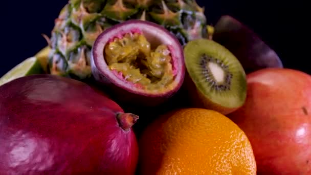 Tropisch Exotisch Fruit Ananas Passievrucht Kiwi Mango Limoen Granaatappel Sinaasappel — Stockvideo