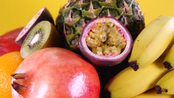 Fruits Tropicaux Exotiques Fruits Passion Ananas Kiwi Mangue Citron Vert — Video