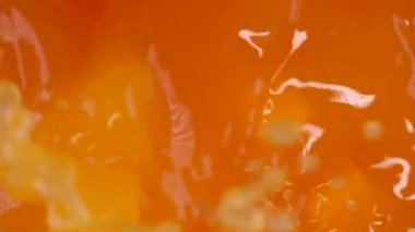 Mango düşüyor ve taze sıkılmış mango suyuna dökülüyor. Taze ve lezzetli tropikal meyve. 