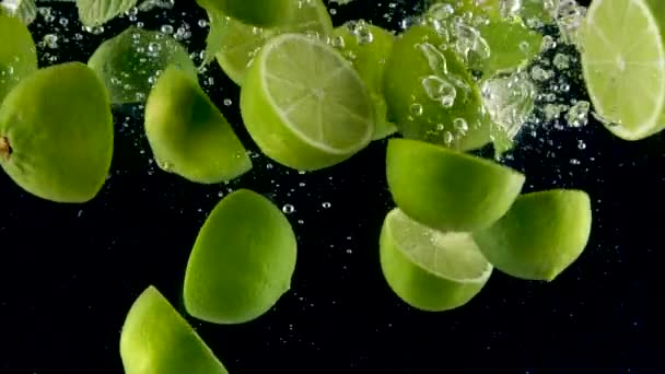 Limes Belefröcskölt Vízbe Lassítva Lime Három Fele Lassan Ráesik Fekete — Stock videók