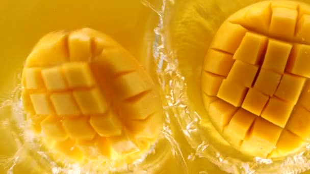 Mango Valt Spettert Het Water Een Gele Achtergrond Slow Motion — Stockvideo