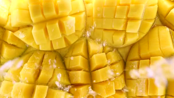 Kostki Mango Zalane Wodą Żółte Żywe Owoce Egzotyczne Plama Wody — Wideo stockowe