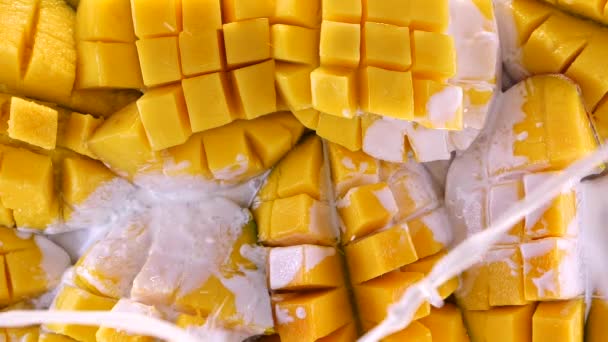 Salpicadura Leche Cayendo Cubos Mango Fresco Cámara Lenta Mangos Exóticos — Vídeos de Stock