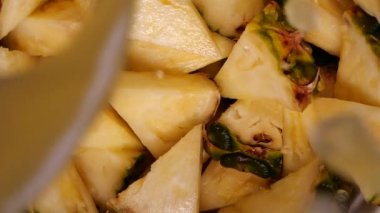 Ananas dilimlerine taze sıkılmış ananas suyu serpilmiş, yakın görüş. Yavaş çekimde taze ananasın üzerine su sıçraması. Sulu taze yaz meyveleri.