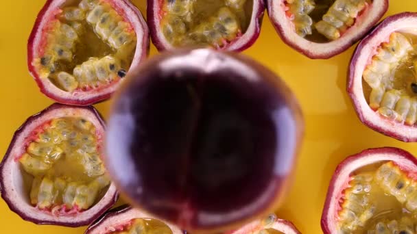 Frutto Della Passione Che Cade Schizza Succo Divide Metà Tavolo — Video Stock