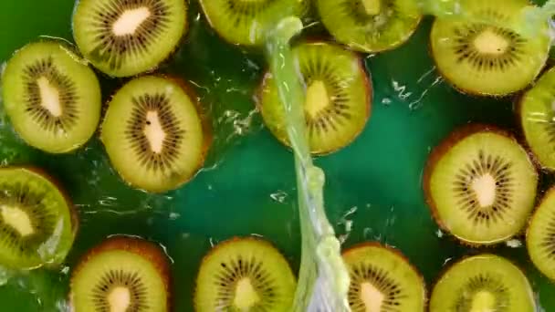 Air Atau Jus Kiwi Memercikkan Pada Irisan Kiwi Segar Dalam — Stok Video