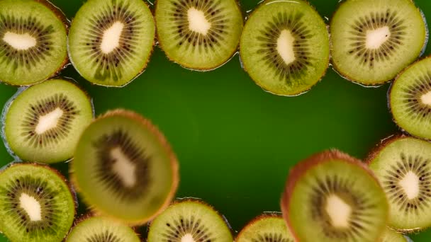 Potongan Kiwi Memercikkan Air Atau Jus Kiwi Dalam Gerakan Lambat — Stok Video