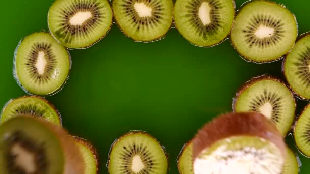 Potongan Kiwi Memercikkan Air Atau Jus Kiwi Dalam Gerakan Lambat — Stok Video