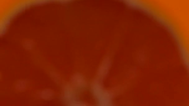 橙子掉了下来 慢动作地飞溅进了果汁的范围 多汁的夏季热带水果 完美的柑橘 — 图库视频影像