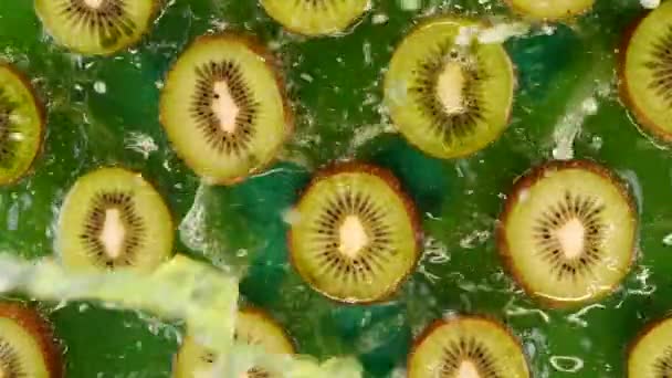 Água Suco Kiwi Salpicos Fatias Kiwi Frescos Câmera Lenta Deliciosas — Vídeo de Stock