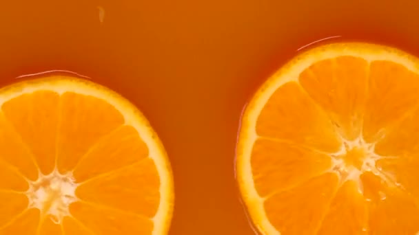 Pomarańcze Wirujące Soku Pomarańczowym Tle Letni Żywy Pomarańczowy Film — Wideo stockowe