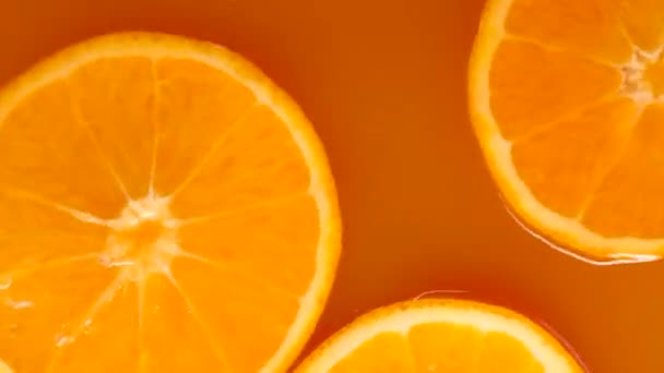 Naranjas Girando Jugo Sobre Fondo Naranja Vídeo Naranja Vibrante Verano — Vídeos de Stock