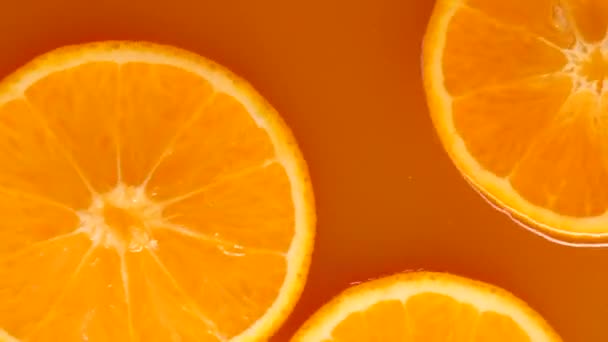 Naranjas Girando Jugo Sobre Fondo Naranja Vídeo Naranja Vibrante Verano — Vídeos de Stock