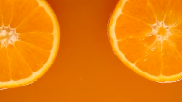 Narancslé Narancslében Forog Narancssárga Alapon Nyári Vibráló Narancssárga Videó — Stock videók