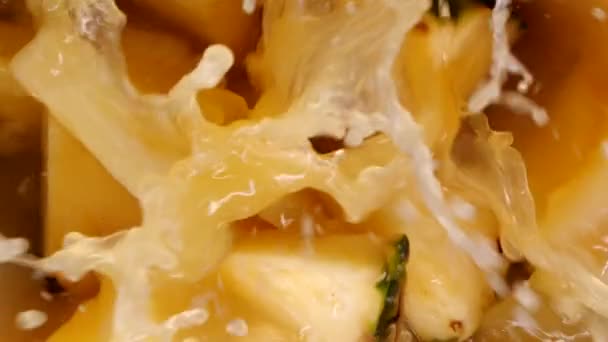 Ananas Skivor Faller Och Stänk Ananas Juice Slow Motion Närbild — Stockvideo