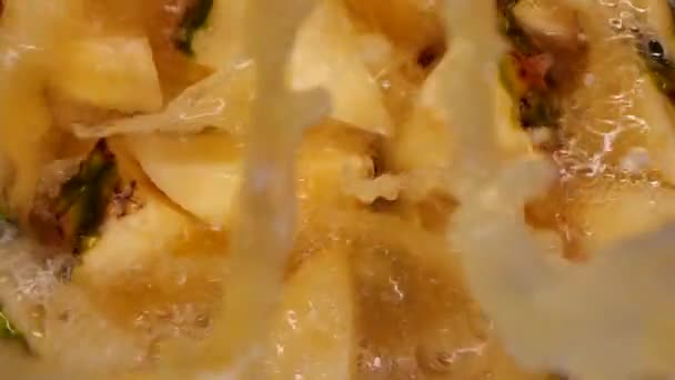 Ananászszeletek Ananásszal Frissen Facsart Gyümölcslével Közelről Víz Fröccsen Friss Ananászra — Stock videók