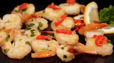 Limon dilimli ızgara karides, acı biber ve maydanoz. Akdeniz mutfağında nefis servis, tereyağında baharatlı karidesler..