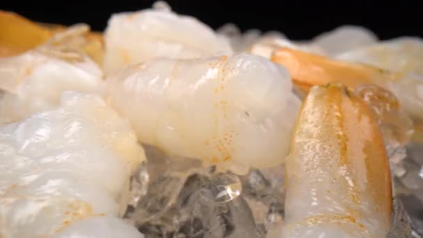 氷の上の船 ビューを閉じます 砕いた氷の上にエビの完全なプレート 地中海料理の原料として新鮮で健康的な魚介類 魚市場またはレストラン — ストック動画