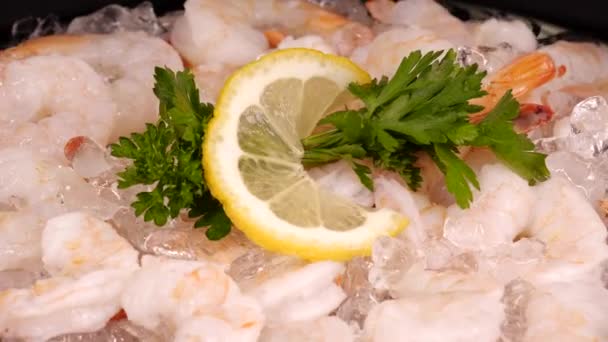 Shrimps Ice Plate Full Prawns Crushed Ice Slice Lemon Fresh — Stock Video