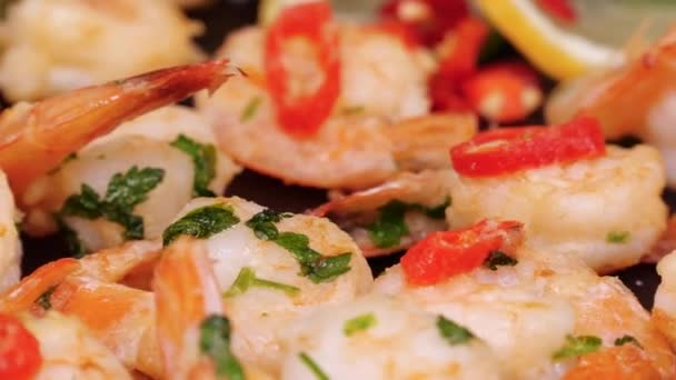 Crevettes Cuites Grillées Avec Tranche Citron Piment Persil Tournant Sur — Video