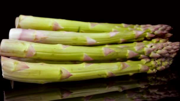 아스파라거스는 위에서 회전합니다 신선하고 맛있는 유기농 아스파라거스 — 비디오