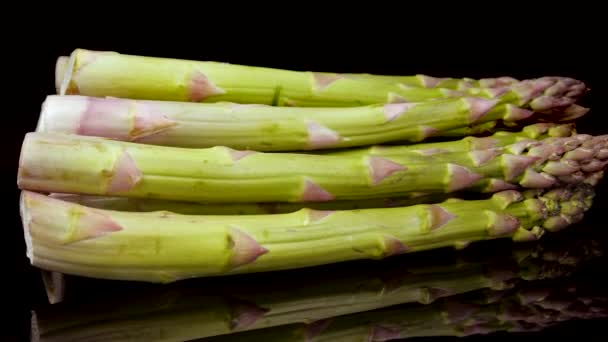 Groene Asperges Die Draaien Een Zwarte Achtergrond Vers Smakelijk Biologische — Stockvideo