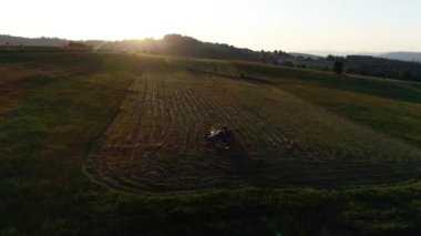Gün doğarken dağlarda kamp, hava manzarası. Çayırın ortasında yüksek dağ manzaralı iki çadır. Arka planda Tatra dağları var. Göçebeler, doğa gezileri, vahşi doğada yürüyüş.
