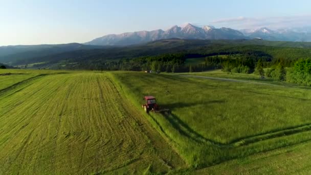 Tracteur Tondre Herbe Avec Belles Hautes Montagnes Arrière Plan Vue — Video