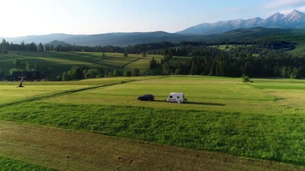 Lakókocsi Hegyekben Légi Kilátás Autó Pótkocsi Lakókocsi Parkoló Egyedül Közepén — Stock videók