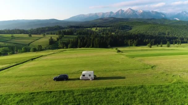 Przyczepa Caravaning Górach Widok Lotu Ptaka Przyczepą Kempingową Zaparkowany Samotnie — Wideo stockowe