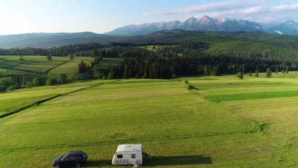 Rimorchio Caravaning Montagna Vista Aerea Camper Con Roulotte Parcheggiata Sola — Video Stock