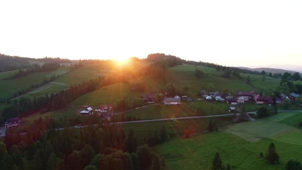 日の出山では 空中の景色 山の谷で壮大なカラフルな朝の日の出 山の風景の上の日の出の映画的空撮 — ストック動画