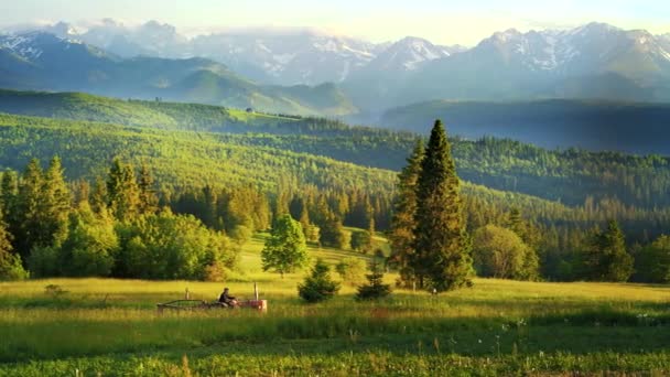 Gün Batımında Yüksek Dağların Panoramik Manzarası Mutlu Çayırlar Orman Traktör — Stok video