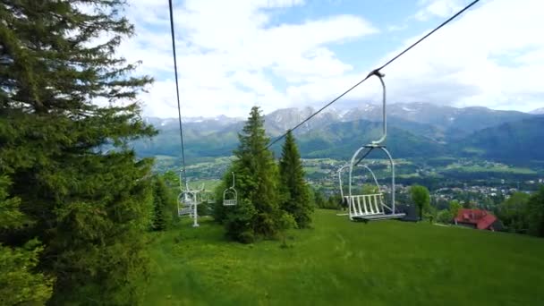 椅子电梯骑着马下山 从波兰Zakopane的有线电视路看到的吉洪山夏季的史诗式景象 前面的阿尔卑斯山景观 — 图库视频影像