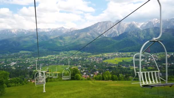 坐着轮椅从山上下来 夏季的史诗 吉洪山 在扎科潘市的有线电视路上可以看到 前面的阿尔卑斯山景观 — 图库视频影像