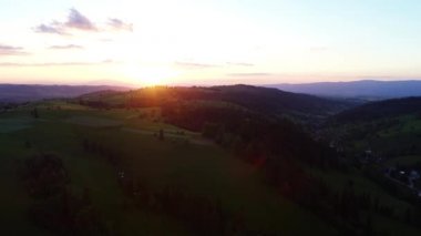 Dağlarda gün doğumu, hava manzarası. Dağ vadisinde destansı ve renkli gün doğumu. Dağ manzarasında gün doğumunun sinematik hava görüntüsü.