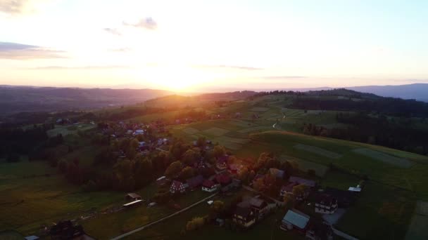 Zonsopgang Bergen Uitzicht Vanuit Lucht Epische Kleurrijke Zonsopgang Het Bergdorp — Stockvideo