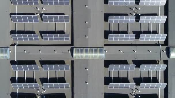 Vue Aérienne Panneaux Solaires Sur Toit Bâtiment Centrale Électrique Photovoltaïque — Video