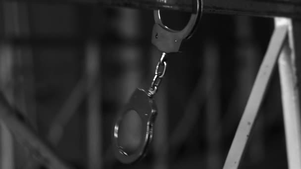 Наручники Размахивающие Перилах Тюремном Фоне Черно Белое Видео Концепция Правовые — стоковое видео