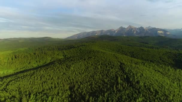 Bergpanorama Luftaufnahme Ein Weites Gebirge Lange Filmische Einstellungen Grüne Hügel — Stockvideo