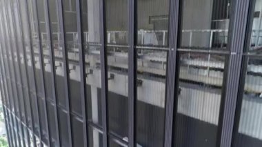 İnşaat halindeki bir gökdelen, havadan yakından görüş. Modern, yüksek katlı cam bir bina. Güzel bir ufuk çizgisi. Binaya bağlı Yüksek Turna Kulesi. 